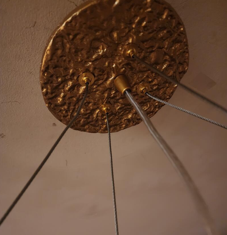 Eleganter Kristallleuchter im Astdesign