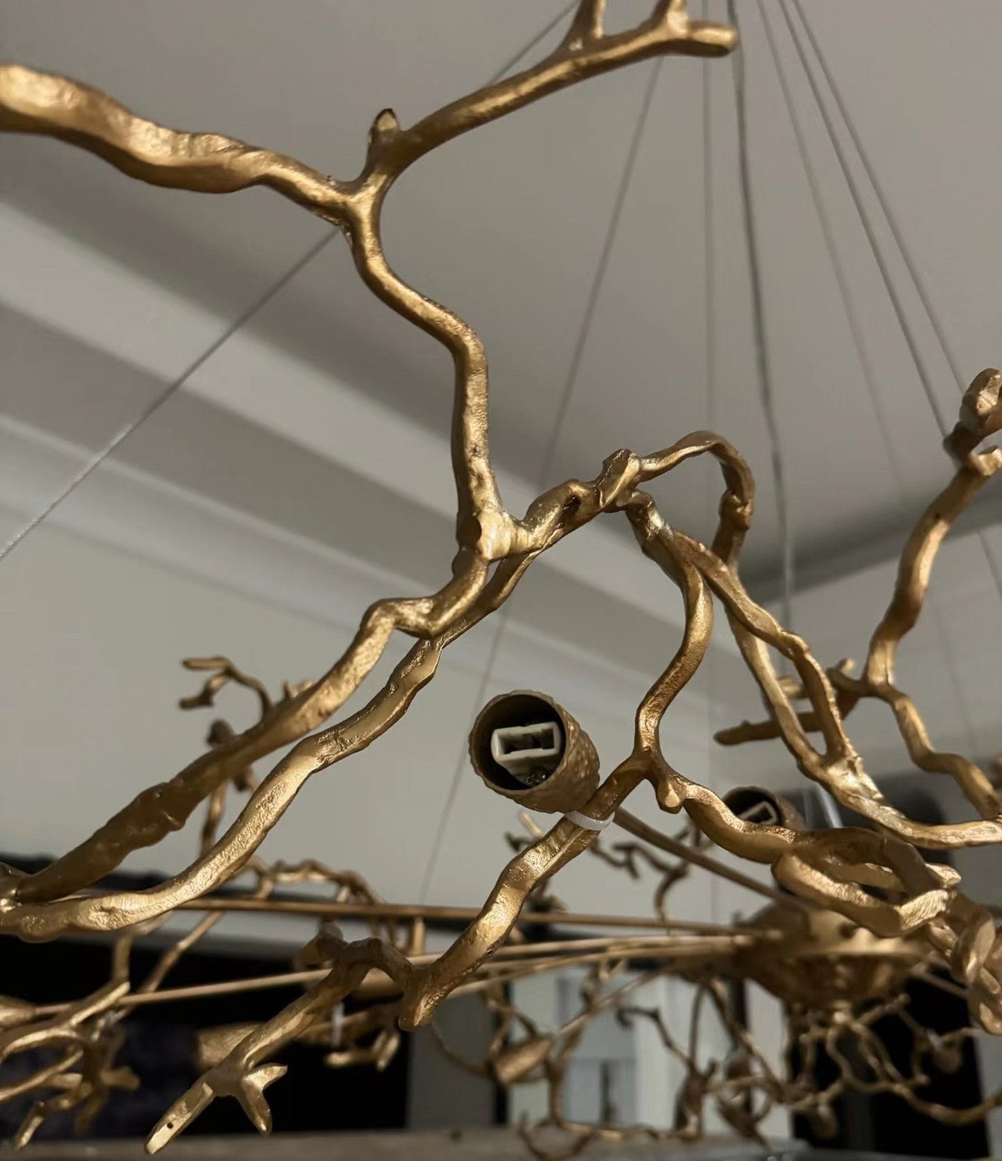 Eleganter Kristallleuchter im Astdesign