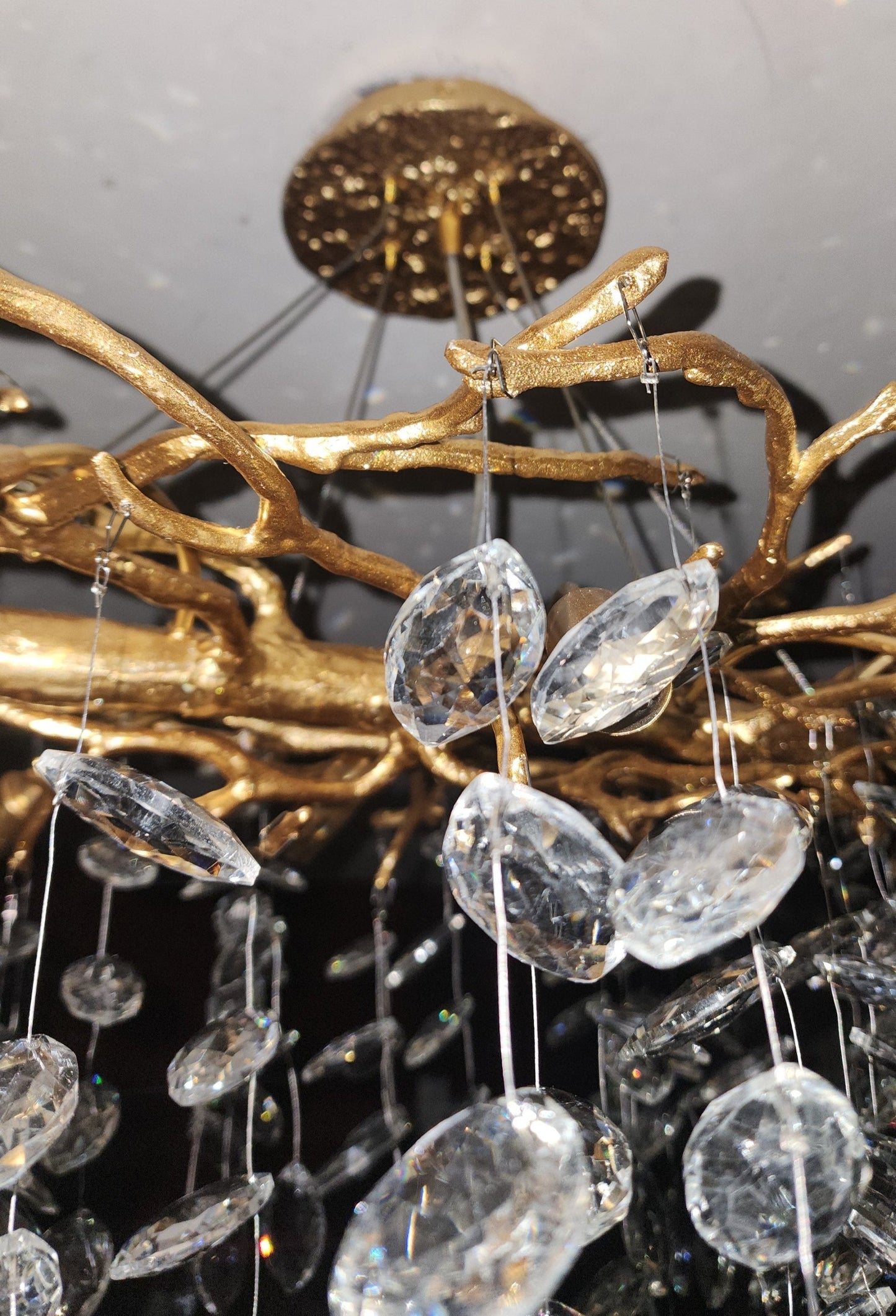Eleganter Kristallleuchter im Astdesign