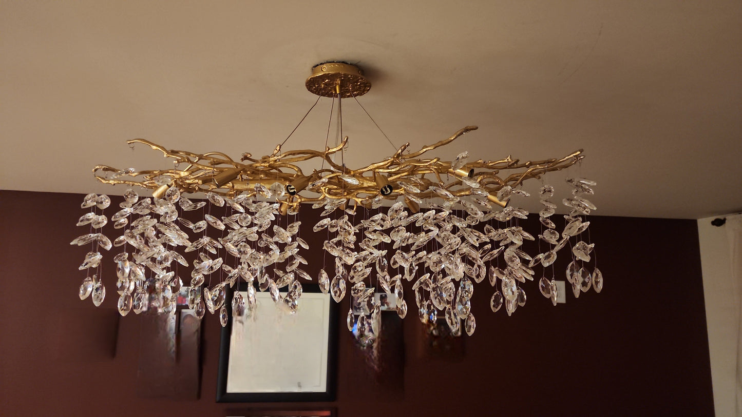 Eleganter Kristallleuchter im Astdesign