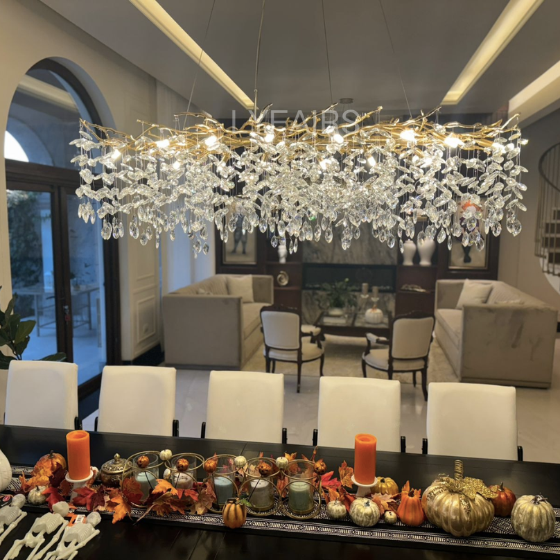 Eleganter Kristallleuchter im Astdesign