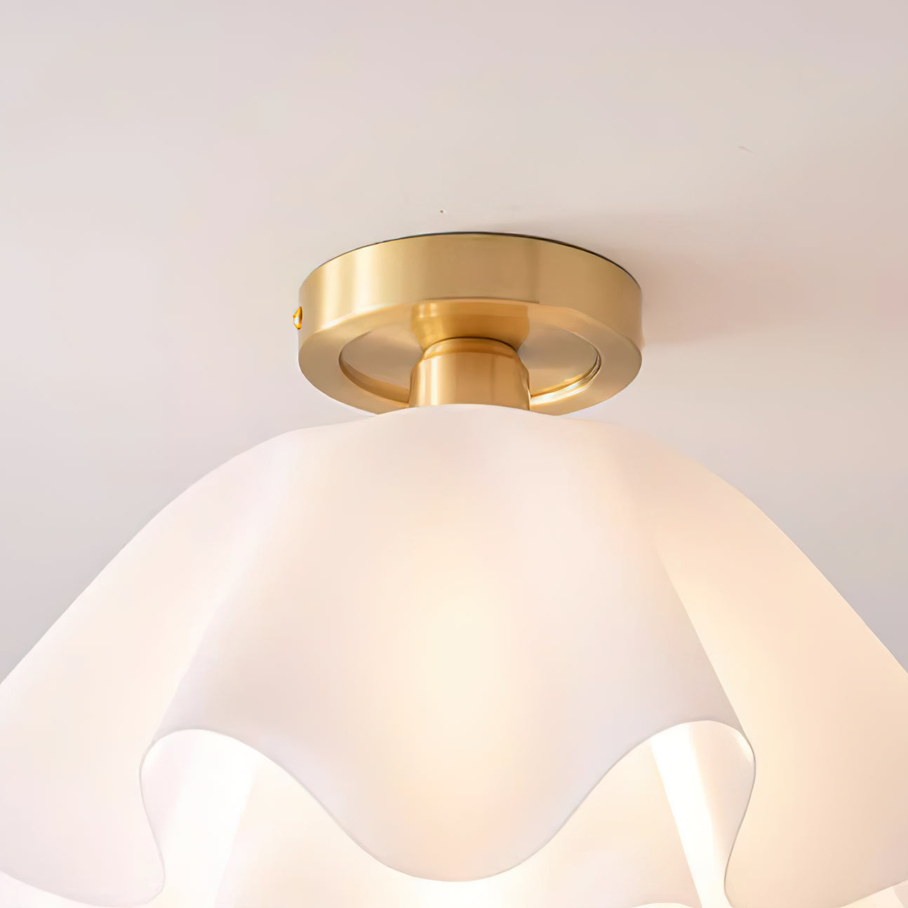 Moderne Gailon-Deckenleuchte – Gefaltetes Design in Messing & Weiß