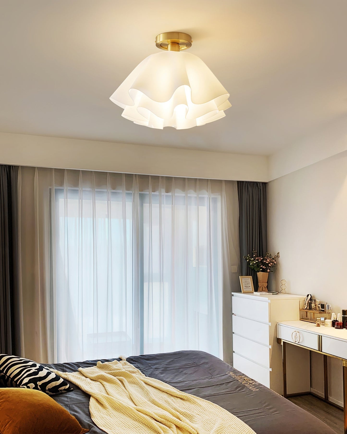 Moderne Gailon-Deckenleuchte – Gefaltetes Design in Messing & Weiß