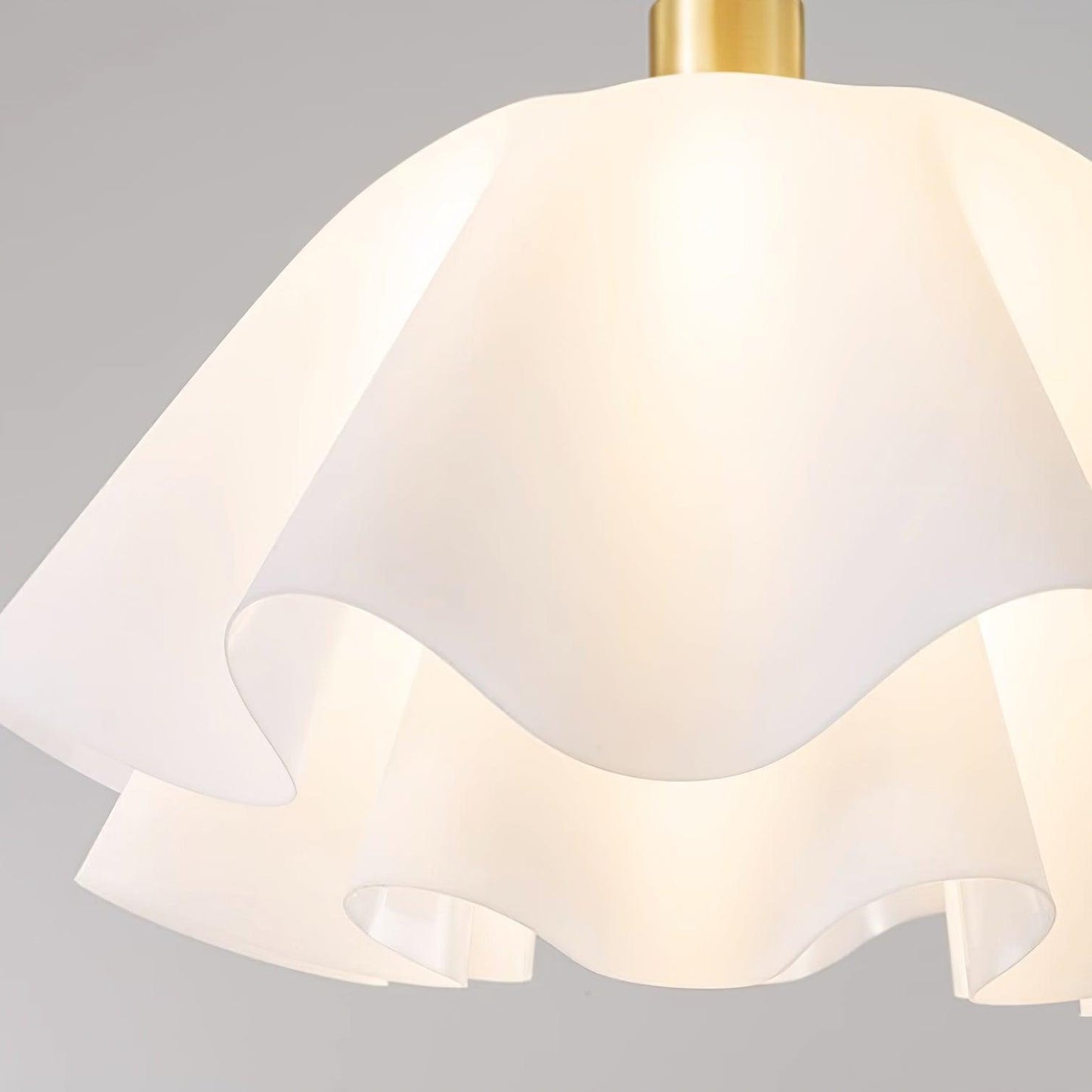 Moderne Gailon-Deckenleuchte – Gefaltetes Design in Messing & Weiß