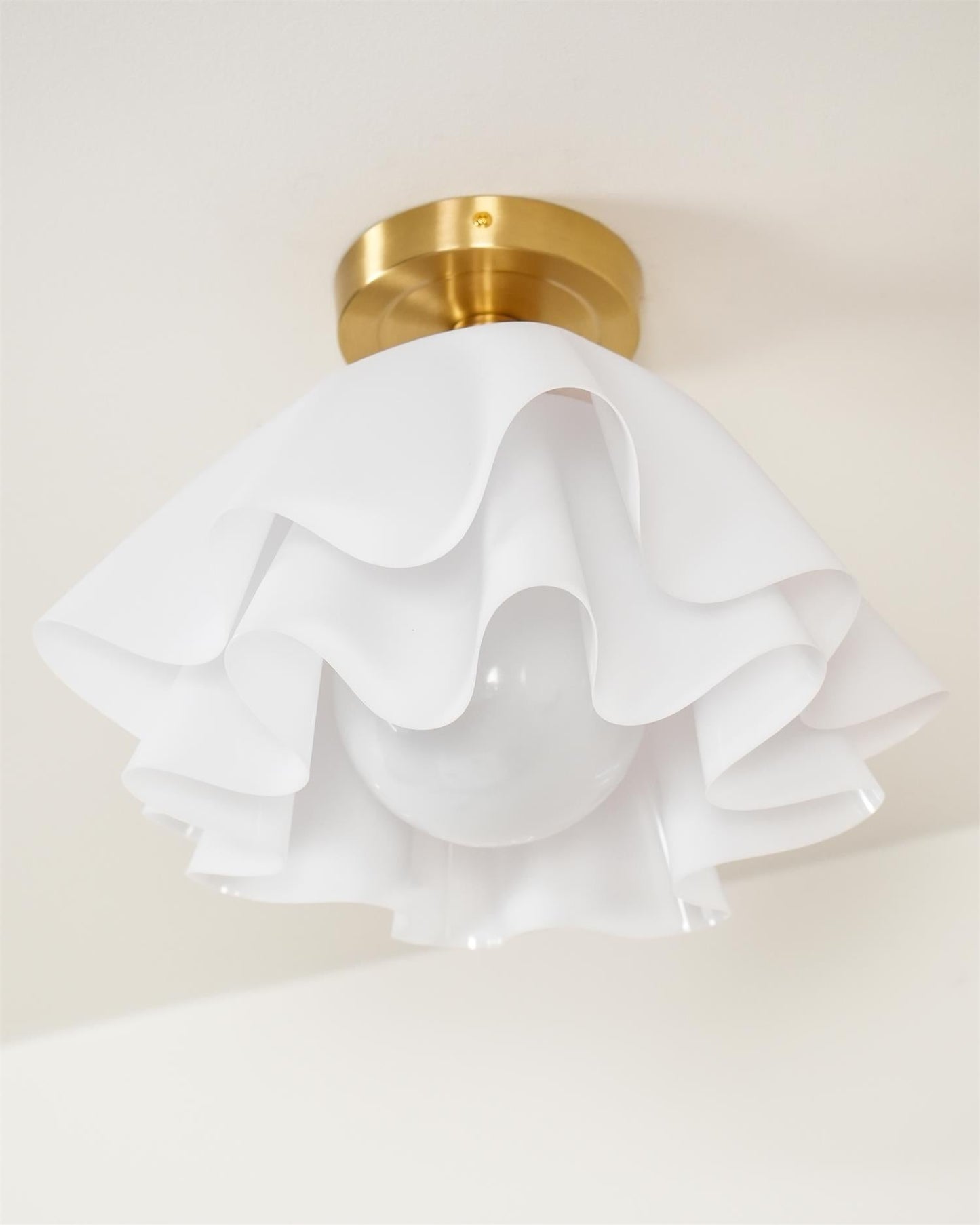 Moderne Gailon-Deckenleuchte – Gefaltetes Design in Messing & Weiß