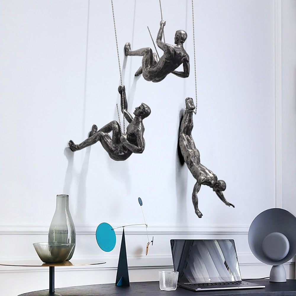 Wand-Skulptur Kletterer – Inspirierende 3D-Dekoration aus Harz & Eisen für modernes Wohndesign