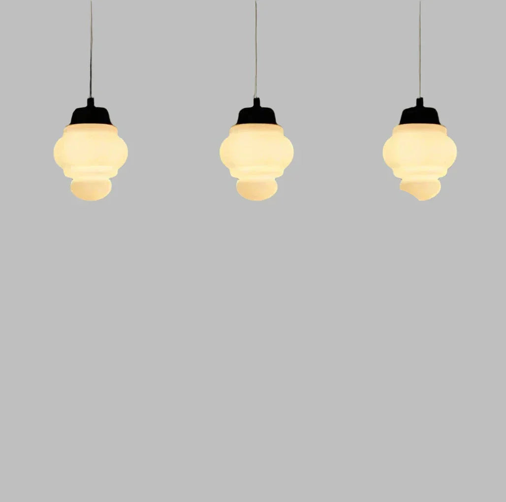 Pendelleuchte aus weißem Milchglas im geometrischen Design