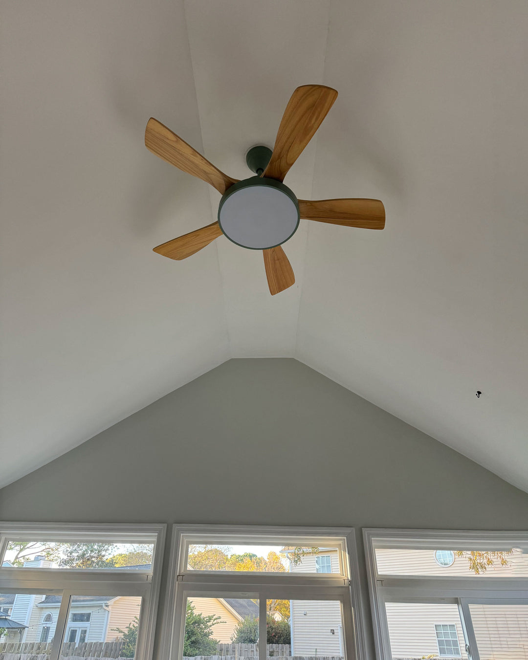 Skandinavischer Deckenventilator mit LED-Licht und Wendemotor