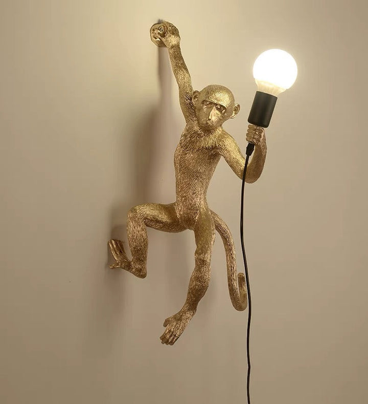 Wandleuchte mit verspieltem Affenmotiv aus Kunstharz