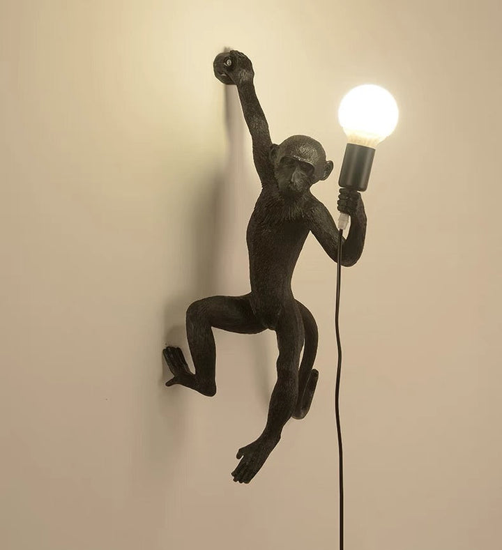 Wandleuchte mit verspieltem Affenmotiv aus Kunstharz