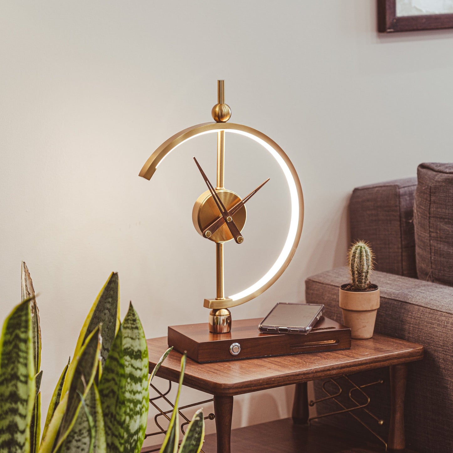Moderne LED-Tischlampe mit Uhr und kabelloser Ladefunktion