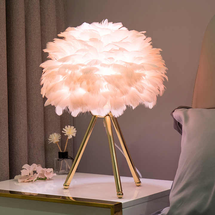 Tischlampe mit Federschirm – dimmbar, stilvoll & wohnlich