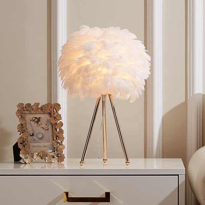 Tischlampe mit Federschirm – dimmbar, stilvoll & wohnlich