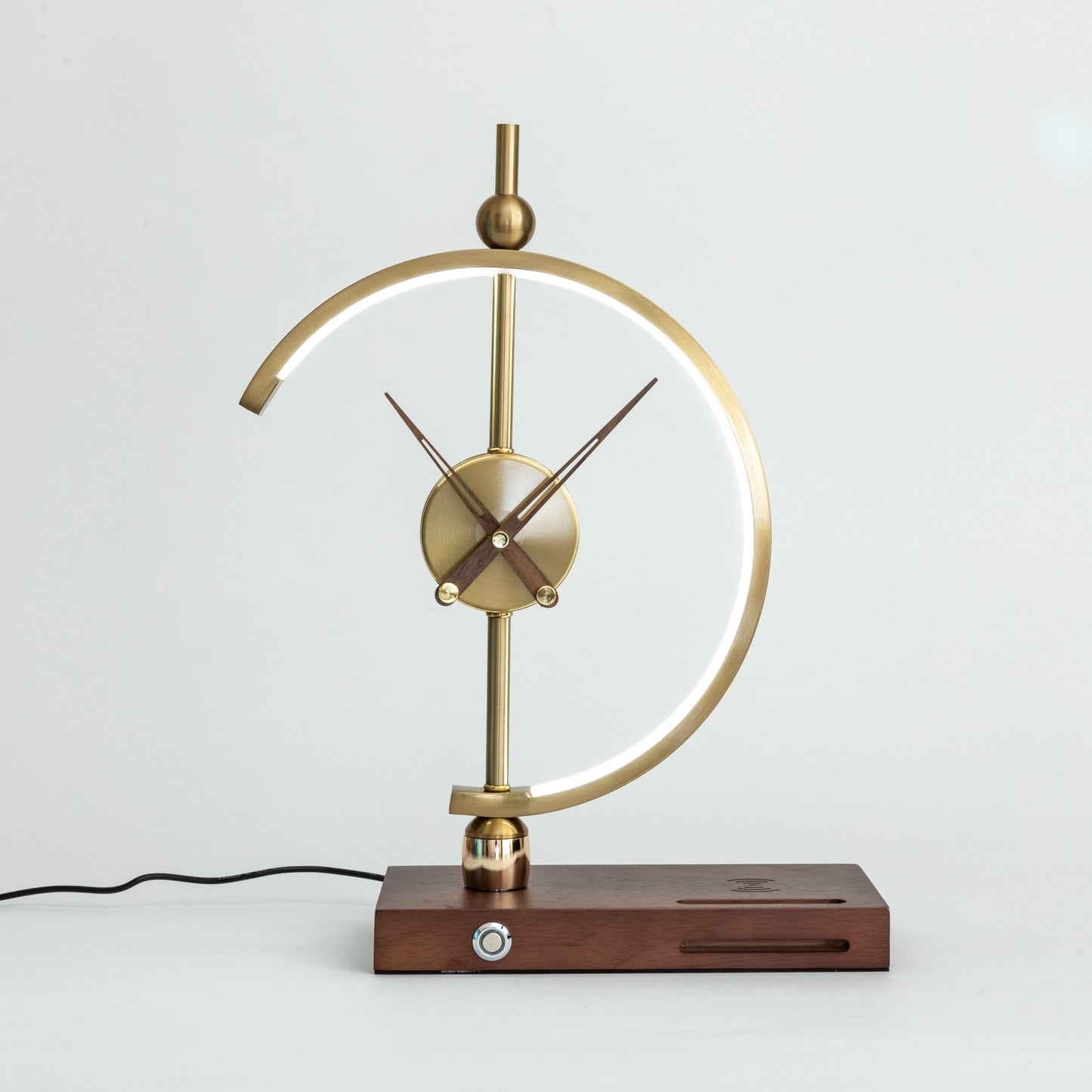 Moderne LED-Tischlampe mit Uhr und kabelloser Ladefunktion