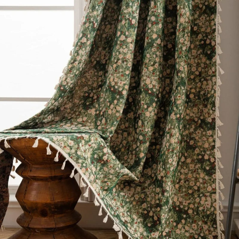 Vorhang mit Blumenmuster – Boho Gardine mit Quastenabschluss