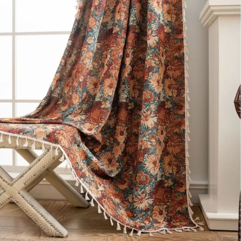 Vorhang mit Blumenmuster – Boho Gardine mit Quastenabschluss