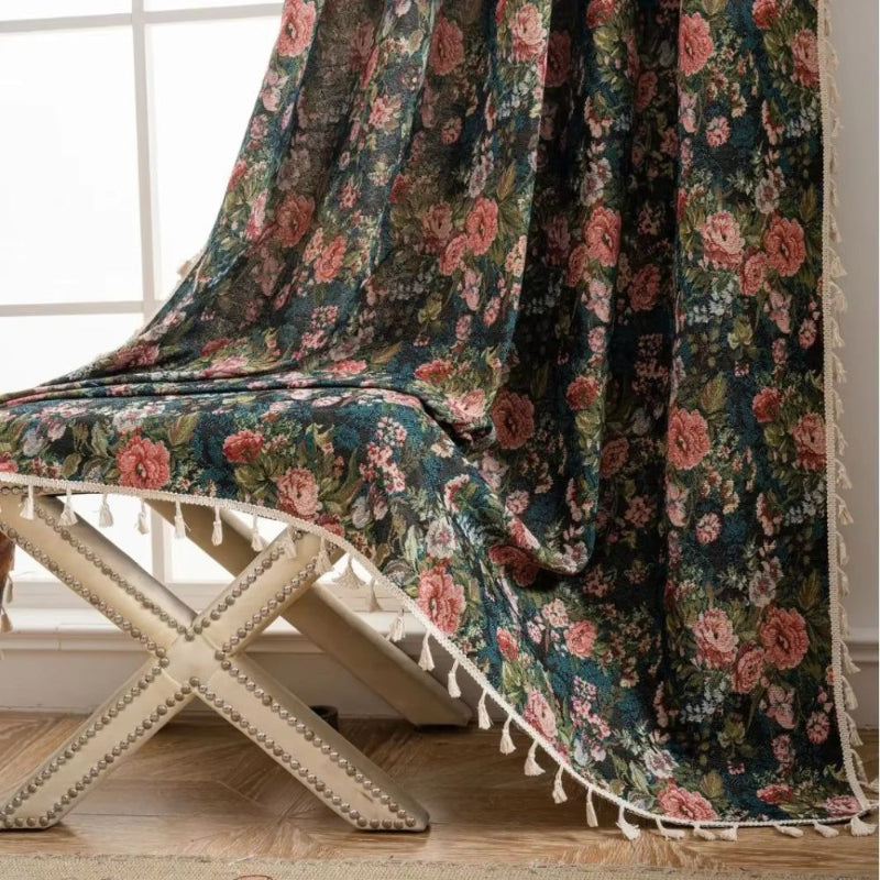 Vorhang mit Blumenmuster – Boho Gardine mit Quastenabschluss