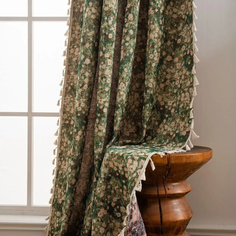 Vorhang mit Blumenmuster – Boho Gardine mit Quastenabschluss
