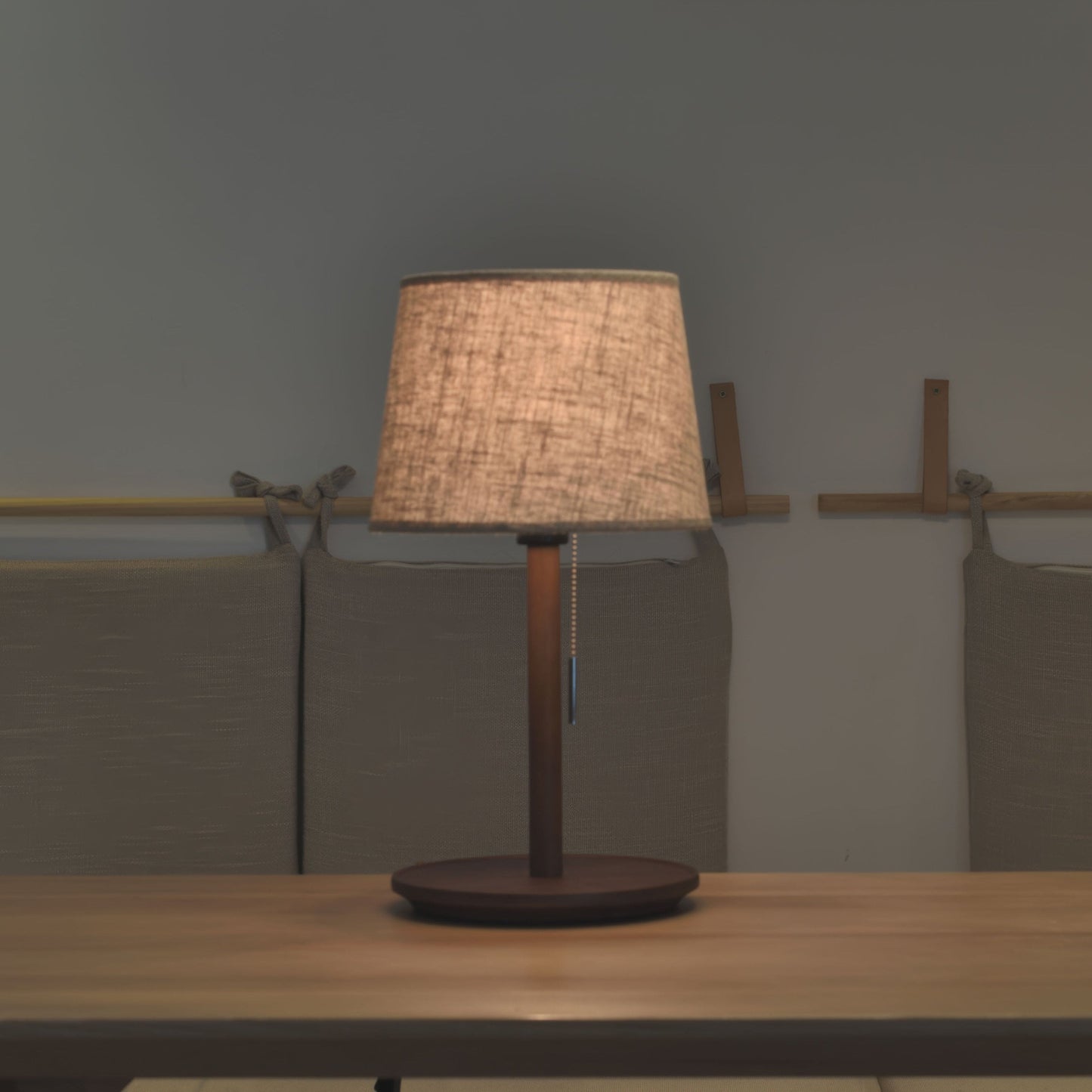 Nordische Tischlampe aus Walnussholz mit Stoffschirm