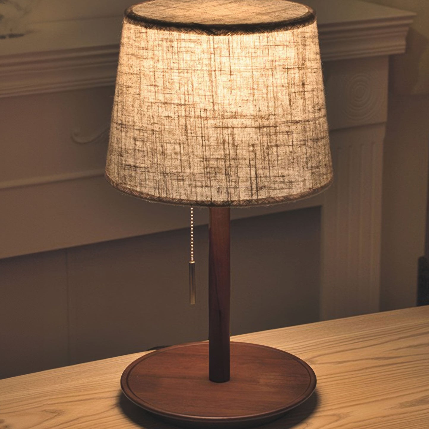 Nordische Tischlampe aus Walnussholz mit Stoffschirm