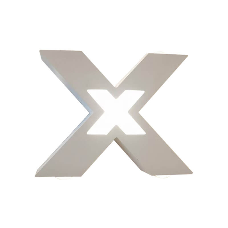 Moderner wasserdichter LED-Außenstrahler im X-Design für Fassadenbeleuchtung