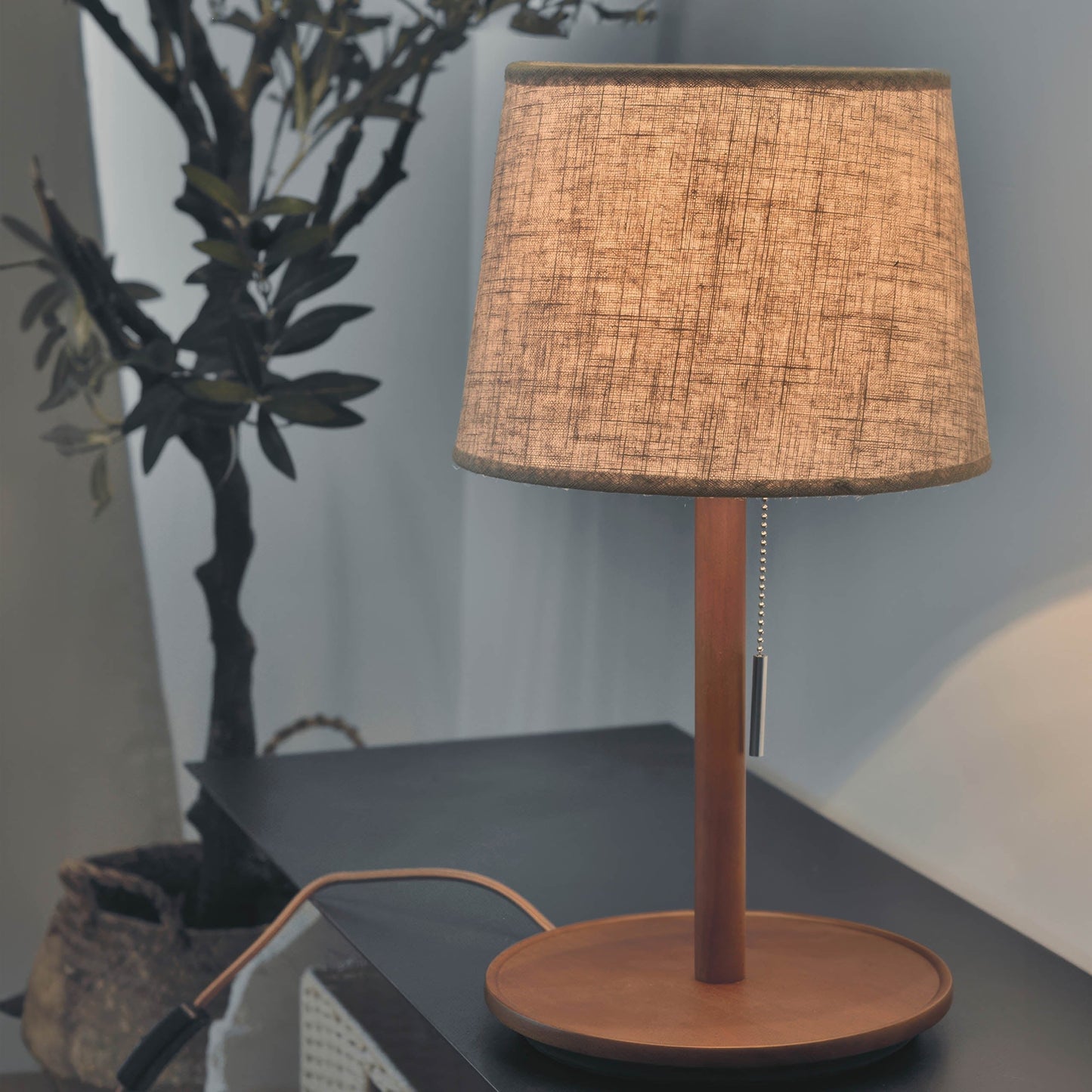 Nordische Tischlampe aus Walnussholz mit Stoffschirm