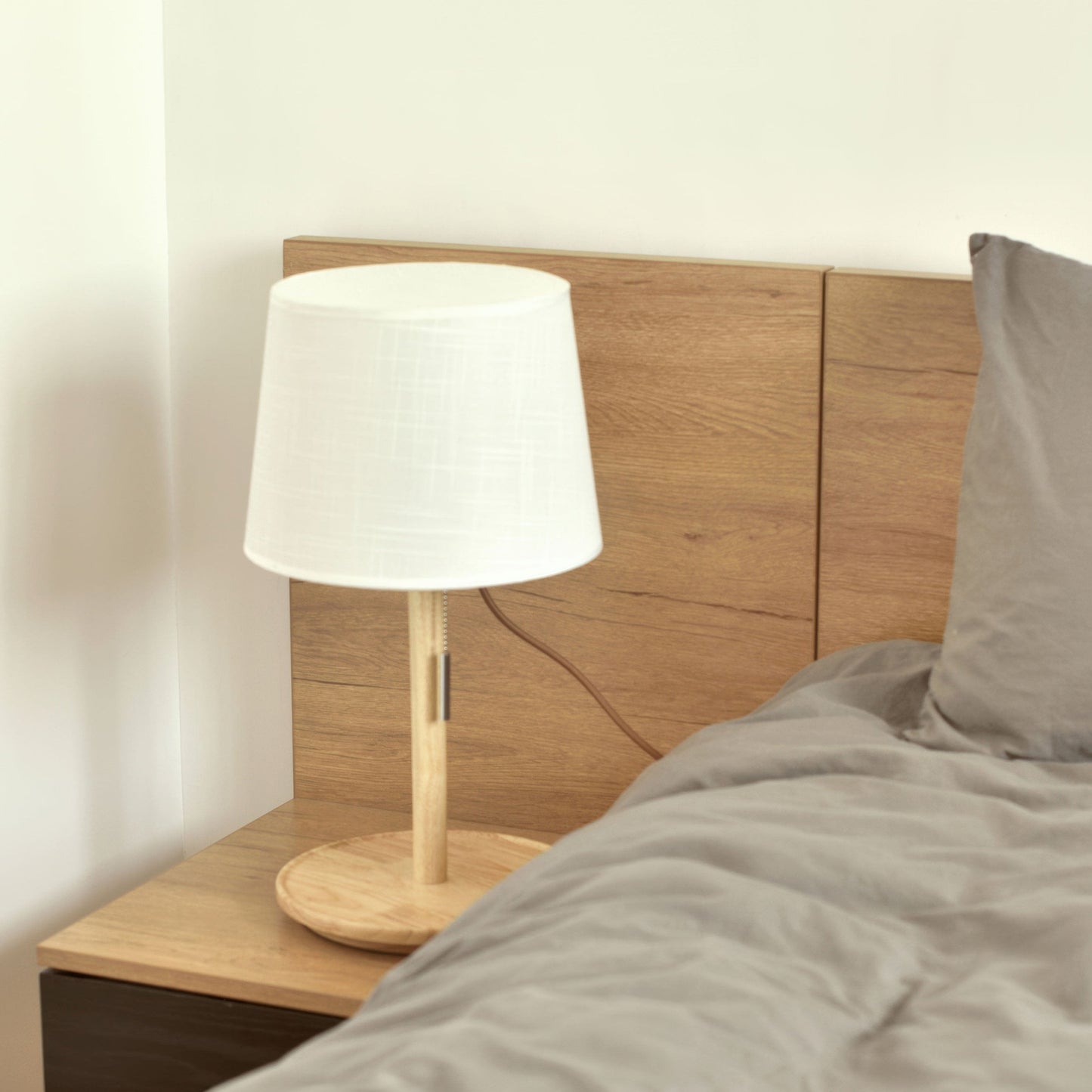 Nordische Tischlampe aus Walnussholz mit Stoffschirm