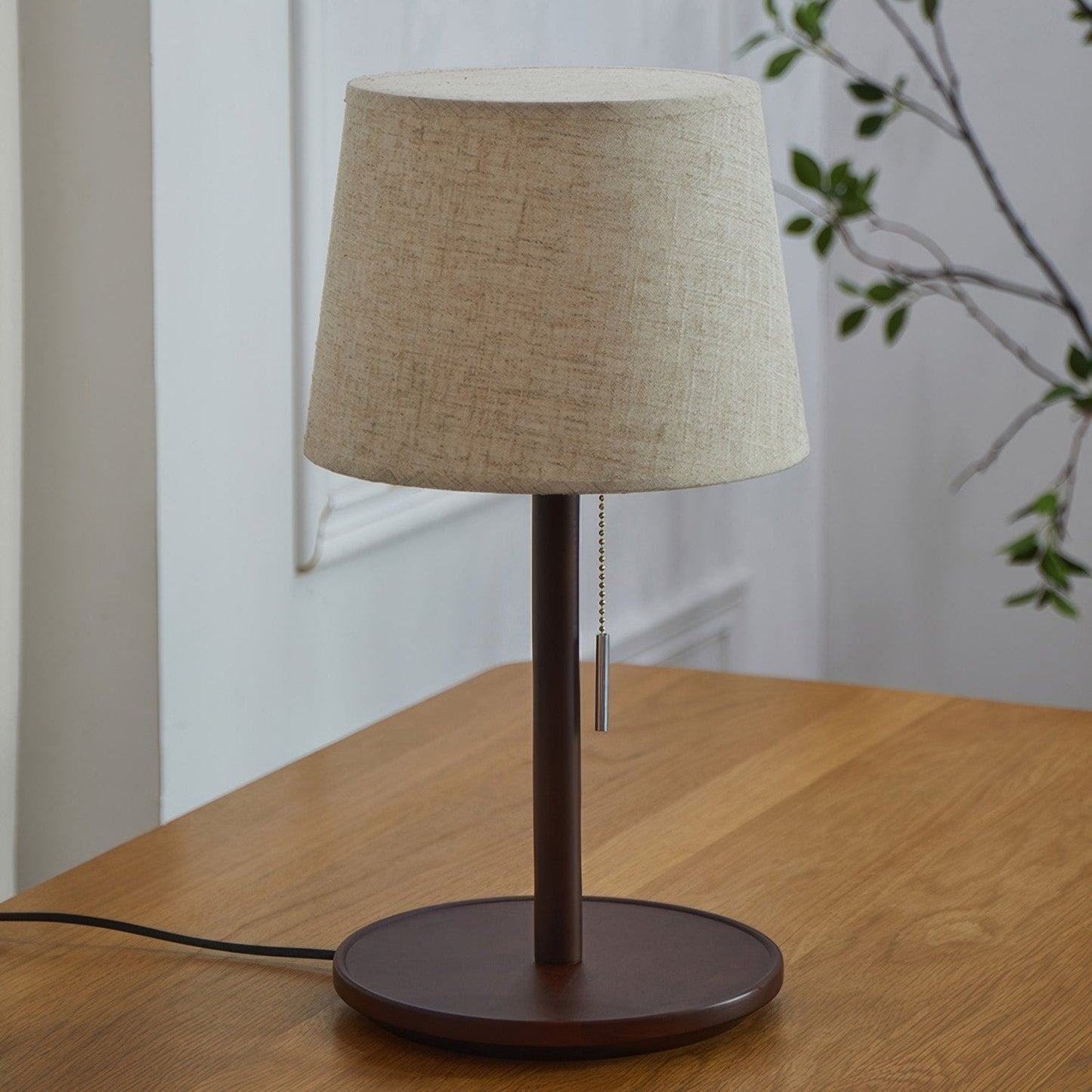 Nordische Tischlampe aus Walnussholz mit Stoffschirm