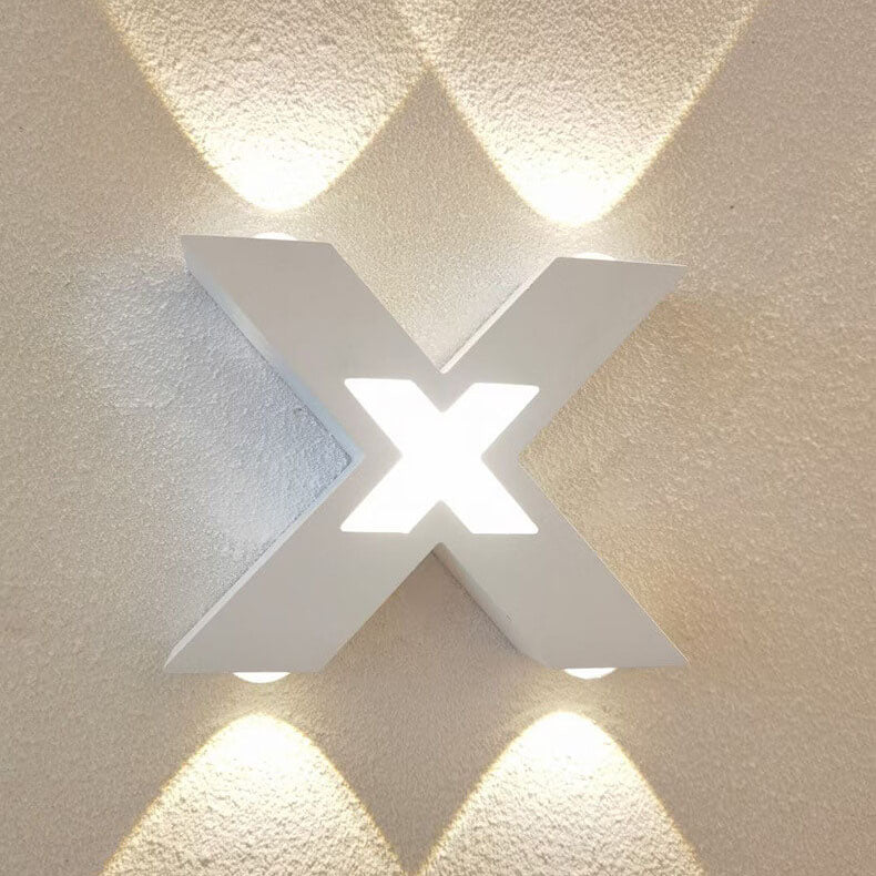 Moderner wasserdichter LED-Außenstrahler im X-Design für Fassadenbeleuchtung