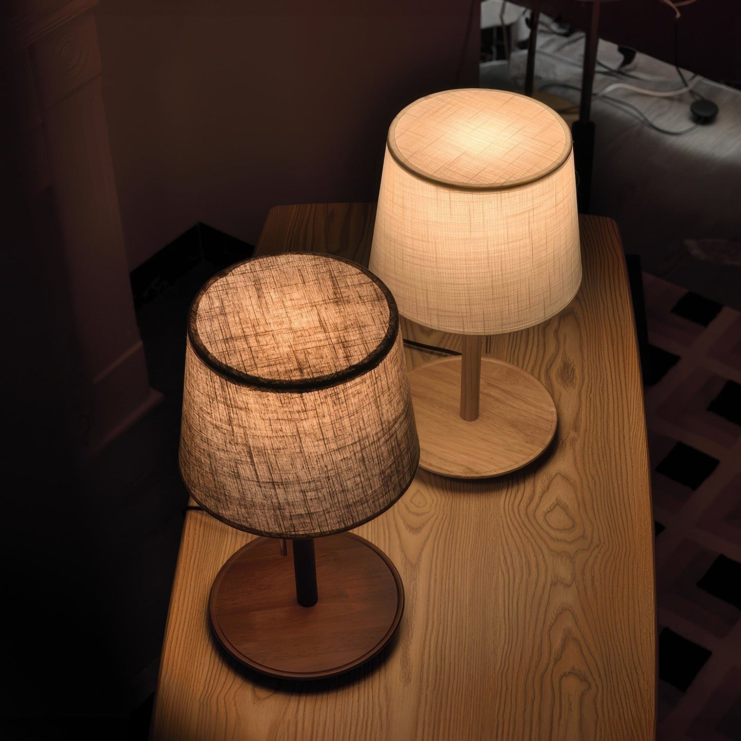 Nordische Tischlampe aus Walnussholz mit Stoffschirm