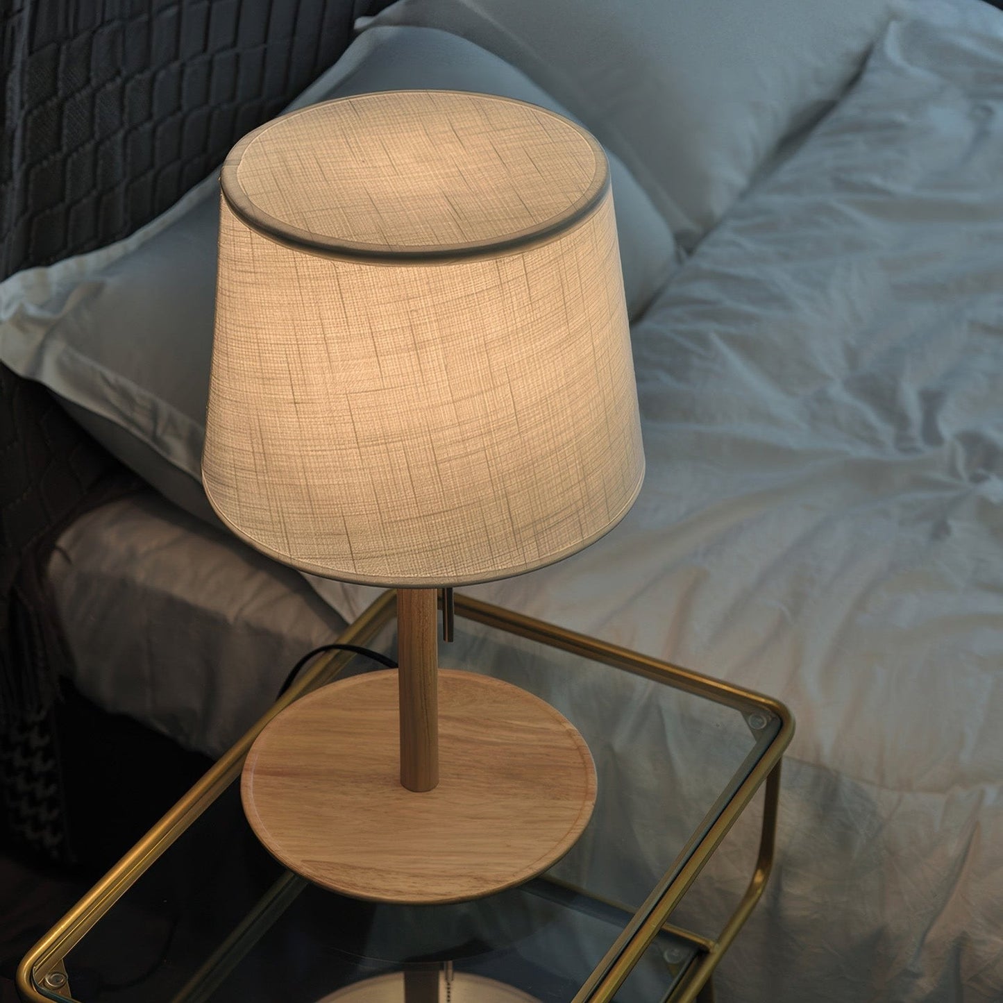 Nordische Tischlampe aus Walnussholz mit Stoffschirm