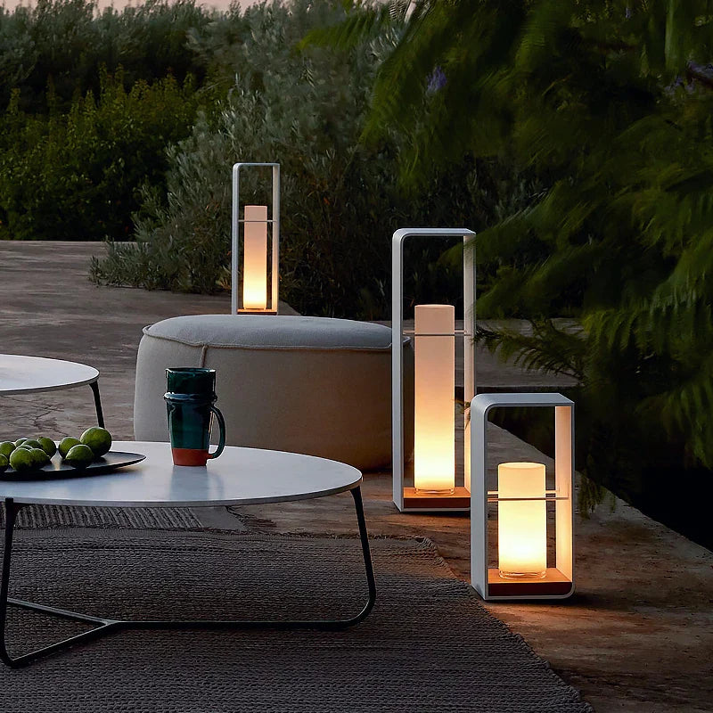 Moderne wasserdichte Solar-Gartenleuchten für Wege und Rasenflächen
