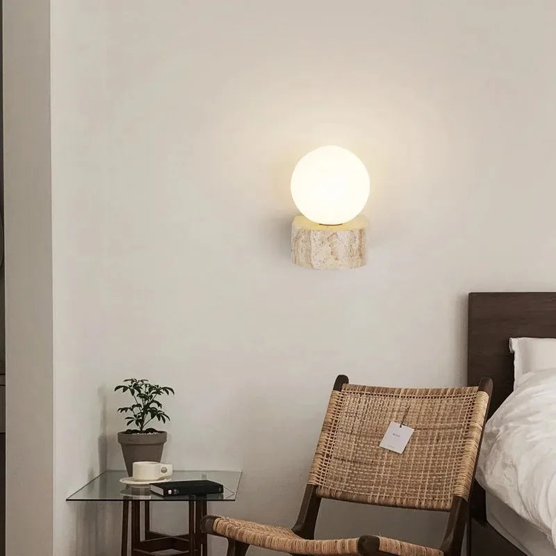 LED-Wandleuchte mit Steinsockel und Kugelglas für stilvolle Innenräume