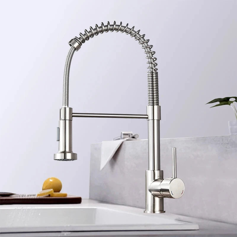 Moderne Küchenarmatur mit Ausziehbrause