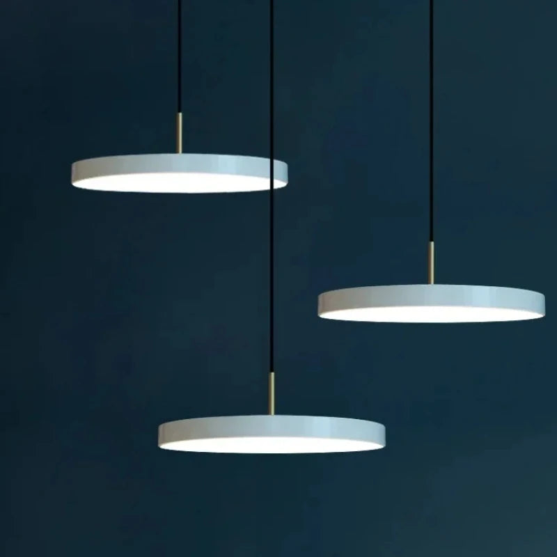 Moderne Pendelleuchte im Flachdesign für Essbereich und Küche