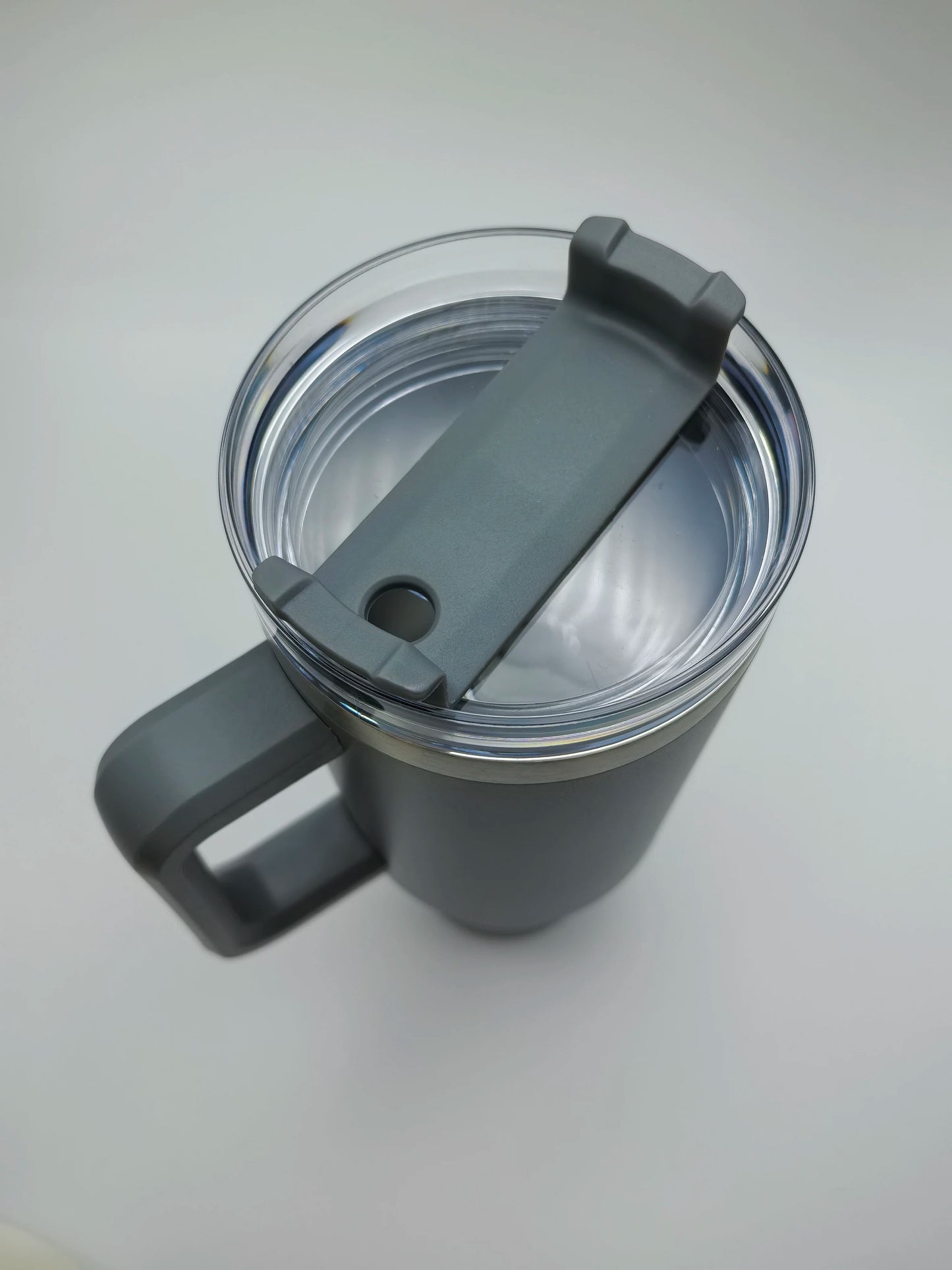 Isolierter Edelstahl-Trinkbecher mit Henkel & Deckel