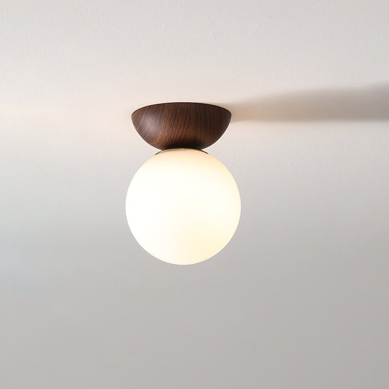 Deckenleuchte mit Glas Kugel und Holzoptik im japanisch-nordischen Stil
