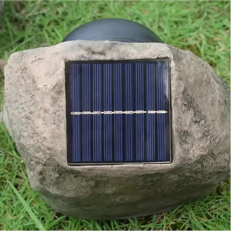 Solarbetriebene LED-Wegeleuchte im Naturstein-Design