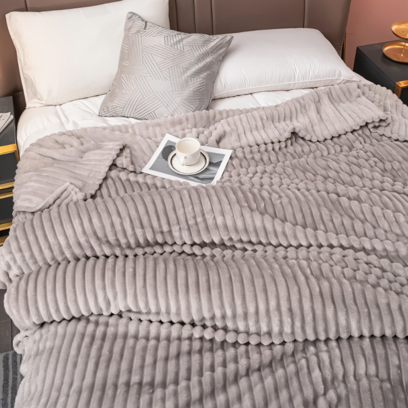Gestreifte Fleecedecke – Dickes Plaid mit Rippstruktur für alle Jahreszeiten