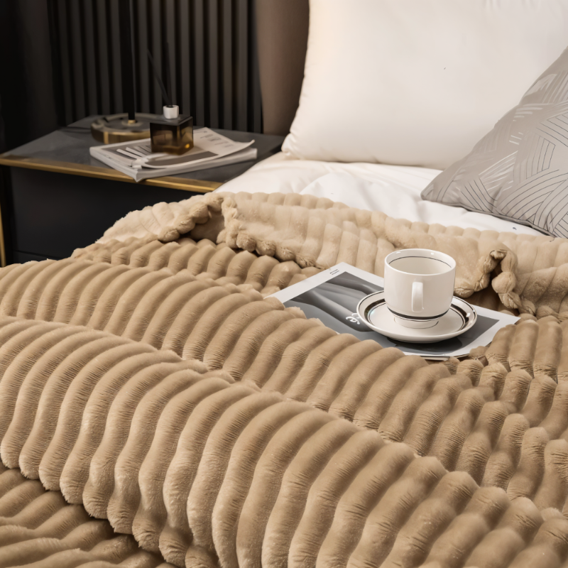 Gestreifte Fleecedecke – Dickes Plaid mit Rippstruktur für alle Jahreszeiten