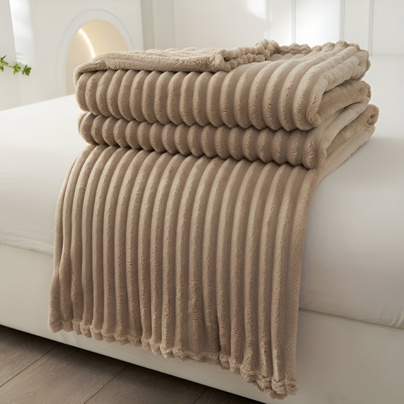 Gestreifte Fleecedecke – Dickes Plaid mit Rippstruktur für alle Jahreszeiten