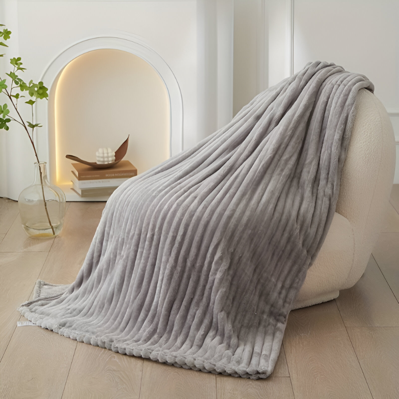 Gestreifte Fleecedecke – Dickes Plaid mit Rippstruktur für alle Jahreszeiten
