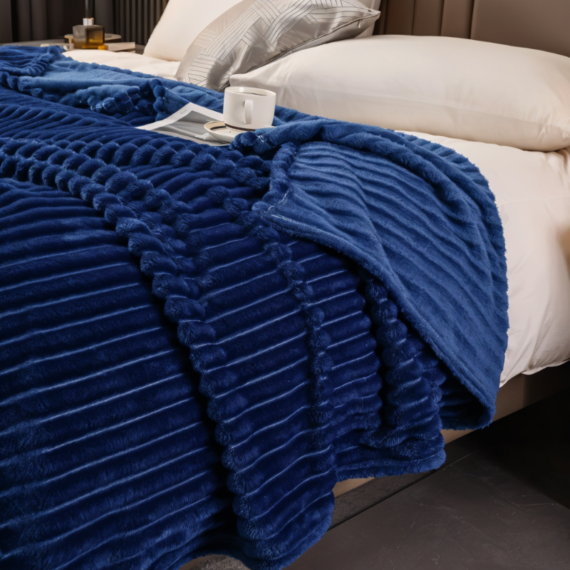Gestreifte Fleecedecke – Dickes Plaid mit Rippstruktur für alle Jahreszeiten