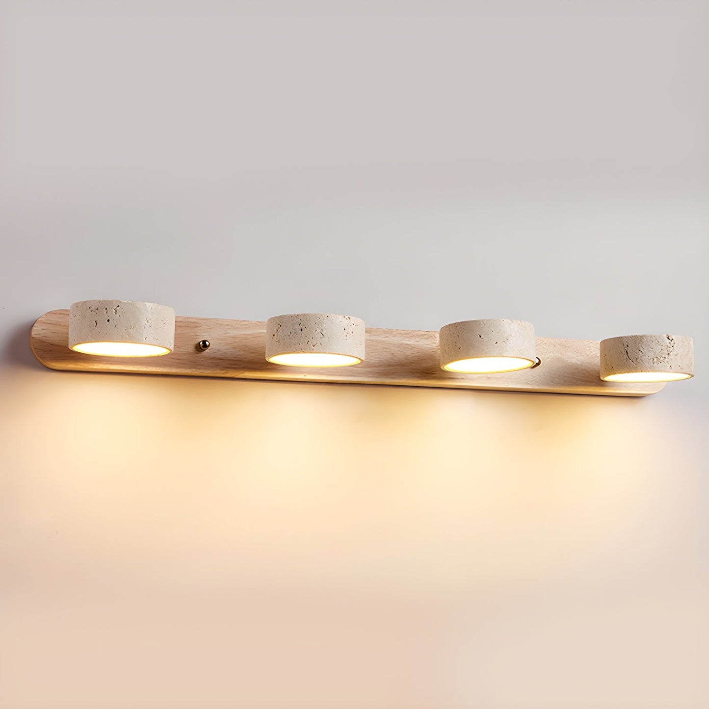 Moderne Wandlampe mit Travertin und Holz im minimalistischen Duo-Design