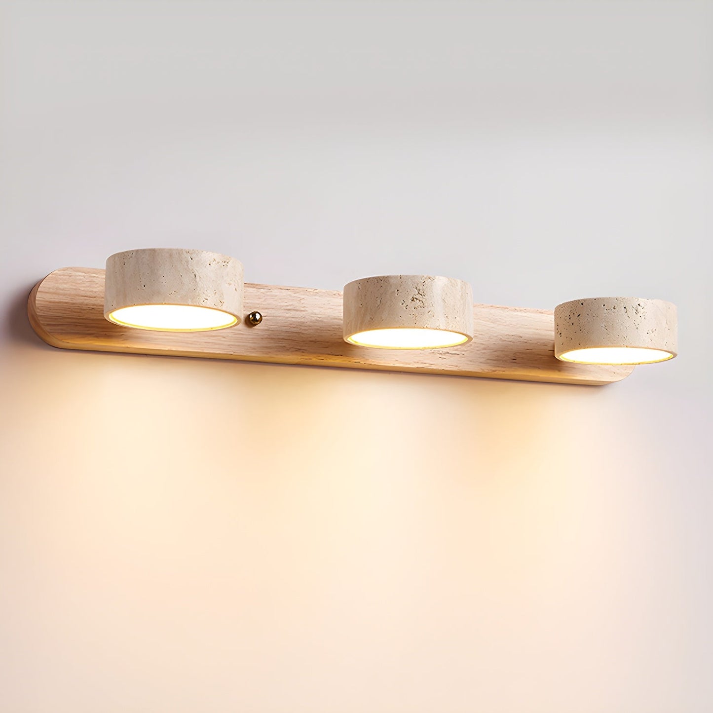 Moderne Wandlampe mit Travertin und Holz im minimalistischen Duo-Design