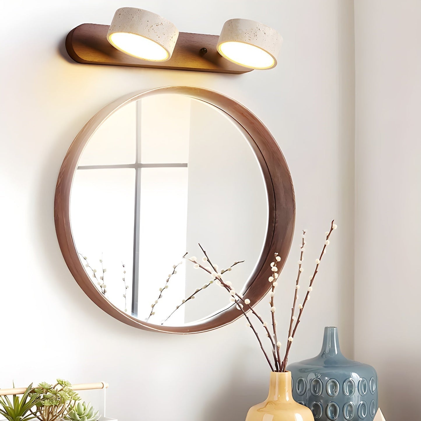 Moderne Wandlampe mit Travertin und Holz im minimalistischen Duo-Design