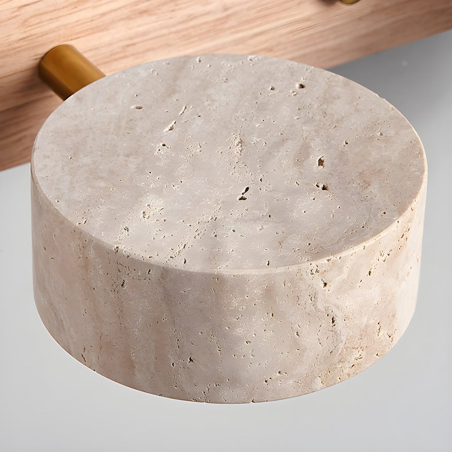 Moderne Wandlampe mit Travertin und Holz im minimalistischen Duo-Design