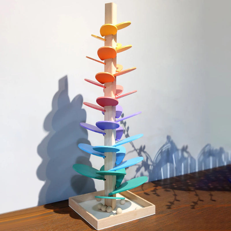 Interaktiver Regenbogen-Murmelturm aus Holz – Farben & Klänge spielerisch entdecken