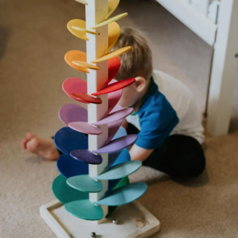 Interaktiver Regenbogen-Murmelturm aus Holz – Farben & Klänge spielerisch entdecken