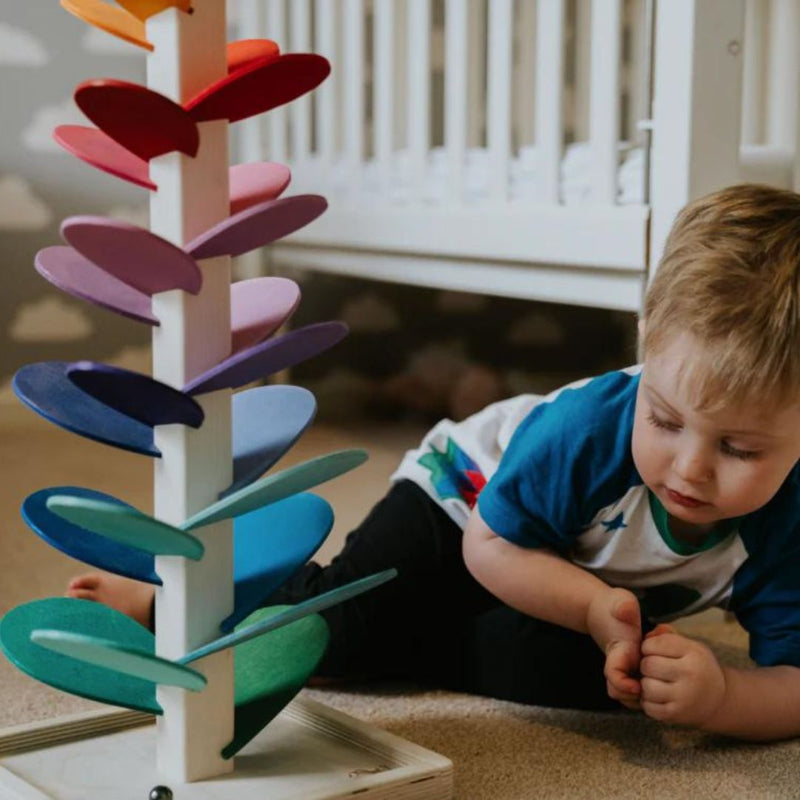 Interaktiver Regenbogen-Murmelturm aus Holz – Farben & Klänge spielerisch entdecken